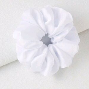 Satin scrunchie🤍